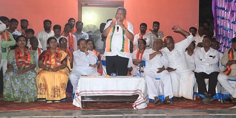 ಬಾಗಲಕೋಟೆ ತಾಲೂಕಿನ ರಾಂಪೂರ ಗ್ರಾಮದಲ್ಲಿ ಶನಿವಾರ ಸಂಜೆ ಬಿಜೆಪಿ ಅಭ್ಯರ್ಥಿ ಪರವಾಗಿ ಮಾಜಿ ಸಿಎಂ, ಜಗದೀಶ ಶೆಟ್ಟರ ಪ್ರಚಾರ ಸಭೆಯಲ್ಲಿ ಮಾತನಾಡಿದರು. ಮಾಜಿ ಸಚಿವ ಕಳಕಪ್ಪ ಬಂಡಿ, ಮಾಜಿ ಶಾಸಕ ಎಂ.ಕೆ.ಪಟ್ಟಣಶೆಟ್ಟಿ, ಅಭ್ಯರ್ಥಿ ವೀರಣ್ಣ ಚರಂತಿಮಠ ಮತ್ತಿತರರು ಇದ್ದರು.