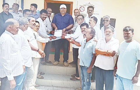 - ಪಿ.ಪಟ್ಟಣ ತಾಪಂ ಇಒಗೆ ಮನವಿ ಸಲ್ಲಿಸಿದ ದಲಿತ ಮುಖಂಡರು 