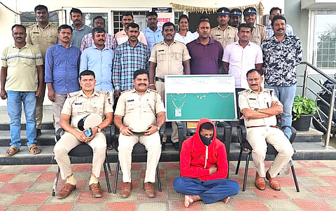 ಬಂಧಿತ ಆರೋಪಿಯೊಂದಿಗೆ ಪೊಲೀಸ್ ತಂಡ