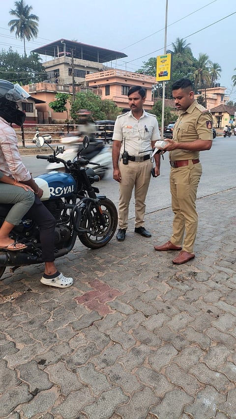 ಕುಂಜಿಬೆಟ್ಟಿನಲ್ಲಿ ವಿರುದ್ಧ ದಿಕ್ಕಿನಲ್ಲಿ ಸಂಚರಿಸುತ್ತಿದ್ದ ಬೈಕ್ ಚಾಲಕರಿಗೆ ದಂಡ ವಿಧಿಸಿದ ಪೊಲೀಸರು 