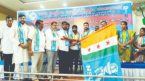 ನಂಜನಗೂಡಿನ ನಂದಿ ಕನ್ವೆನ್ಷನ್ ಹಾಲ್‌ನಲ್ಲಿ ಭಾರತೀಯ ರಾಷ್ಟ್ರೀಯ ವಿದ್ಯಾರ್ಥಿಗಳ ಒಕ್ಕೂಟದ ನಂಜನಗೂಡು ಘಟಕದಿಂದ ಆಯೋಜಿಸಿದ್ದ ನೂತನ ಅಧ್ಯಕ್ಷರು ಮತ್ತು ಪದಾಧಿಕಾರಿಗಳ ಪದಗ್ರಹಣ ಸಮಾರಂಭದಲ್ಲಿ ಒಕ್ಕೂಟದ ಧ್ವಜ ನೀಡಲಾಯಿತು. ದರ್ಶನ್ ಧ್ರುವನಾರಾಯಣ, ಕಳಲೆ ಕೇಶವಮೂರ್ತಿ, ಕೀರ್ತಿ ಗಣೇಶ್, ರಫೀಕ್ ಅಲಿ ಇತರರು ಇದ್ದರು.  
