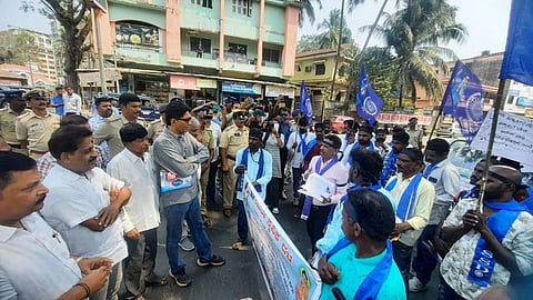 ಸಮತಾ ಸೈನಿಕ ದಳದ ಜಿಲ್ಲಾ ಸಮಿತಿ ವತಿಯಿಂದ ಗುರುವಾರ ಪ್ರತಿಭಟನೆ ನಡೆಸಲಾಯಿತು.