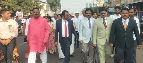 ಅಥಣಿ ಪಟ್ಟಣದ ಸಾರ್ವಜನಿಕ ಆಸ್ಪತ್ರೆ ಆವರಣದಲ್ಲಿ ಏಡ್ಸ್​ ದಿನದ ಅಂಗವಾಗಿ ಜನಜಾಗೃತಿ ಜಾಥಾ ಜರುಗಿತು. ಇ.ಎಸ್​.ಈರಣ್ಣ, ನಾಮದೇವ ಸಾಲಮಂಟಪಿ, ರವಿಕುಮಾರ, ಓಂಕಾರಮೂರ್ತಿ, ರವೀಂದ್ರ ಹಾವರಗಿ, ಆಶಾ ಗಾವಡೆ ಇತರರಿದ್ದರು.
