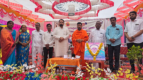 ಕೊಕಟನೂರ ಗ್ರಾಮದ ಪಿಕೆಪಿಎಸ್​ ಕಟ್ಟಡ ಉದ್ಘಾಟನೆ ಕಾರ್ಯಕ್ರಮದಲ್ಲಿ ಶಾಸಕ ಲಕ್ಷ$್ಮಣ ಸವದಿ, ಅಮರೇಶ್ವರ ಮಹಾರಾಜರು, ಶ್ರೀಶೆಲ ಕಾಡದೇವರಮಠ, ಶಾನವ್ವ ಪೂಜಾರಿ, ಶಾಮರಾವ ಪೂಜಾರಿ ಇತರರಿದ್ದರು.
