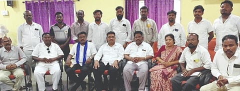 ಕೊಕಟನೂರಲ್ಲಿ ಹಮ್ಮಿಕೊಂಡಿದ್ದ ಸುದ್ದಿಗೋಷ್ಠಿಯಲ್ಲಿ ಕಾಂಗ್ರೆಸ್ ಸಮಿತಿ ಅಧ್ಯಕ್ಷ ಸಿದ್ಧಾರ್ಥ ಸಿಂಗೆ ಮಾತನಾಡಿದರು. ಹನುಮಂತ ಅರ್ದಾವೂರ, ರಾವಸಾಹೇಬ ಐಹೊಳೆ, ಸದಾಶಿವ ದೊಡಮನಿ, ಸುನೀತಾ ಐಹೊಳೆ ಇತರರಿದ್ದರು.