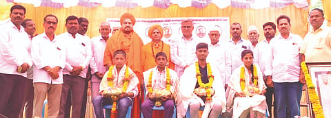 ಸಪ್ತಸಾಗರ ಗ್ರಾಮದ ಶಿವಬಸವ ಗುರುಮಂದಿರದ ಪ್ರಥಮ ವರ್ಷಾಚರಣೆ ಕಾರ್ಯಕ್ರಮದಲ್ಲಿ ಎಸ್‌ಎಸ್‌ಎಲ್‌ಸಿ ಪರೀಕ್ಷೆಯಲ್ಲಿ ಹೆಚ್ಚು ಅಂಕ ಪಡೆದ ವಿದ್ಯಾರ್ಥಿಗಳನ್ನು ಸನ್ಮಾನಿಸಲಾಯಿತು. ಸದಾಶಿವ ಸ್ವಾಮೀಜಿ, ಗುರುಸಿದ್ಧ ಸ್ವಾಮೀಜಿ, ಮಹಾಲಿಂಗಯ್ಯ ಹಿರೇಮಠ, ರುದ್ರಪ್ಪ ವಾಸ್ತು ಇತರರಿದ್ದರು.