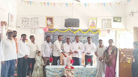 ಕೇರೂರ ಗ್ರಾಮದ ಹಳಕೇರಿ ಸರ್ಕಾರಿ ಕನ್ನಡ ಪ್ರಾಥಮಿಕ ಶಾಲೆಯಲ್ಲಿ ಈಚೆಗೆ ಹಮ್ಮಿಕೊಂಡಿದ್ದ ವಿದ್ಯಾರ್ಥಿಗಳ ಬೀಳ್ಕೊಡುಗೆ ಸಮಾರಂಭವನ್ನು ಗಣ್ಯರು ಉದ್ಘಾಟಿಸಿದರು. ಚಂದ್ರಶೇಖರ ಅರಬಾವಿ, ಬಿ.ಎನ್. ಪಾಟೀಲ, ಬಬಿತಾ ನೂಲಿ, ಶಿವಾನಂದ ರೇಂದಾಳೆ, ಸಂಜಯ ನಾಯಿಕ, ಮೌಲಾಲಿ ಮುಲ್ಲಾ ಇತರರಿದ್ದರು.