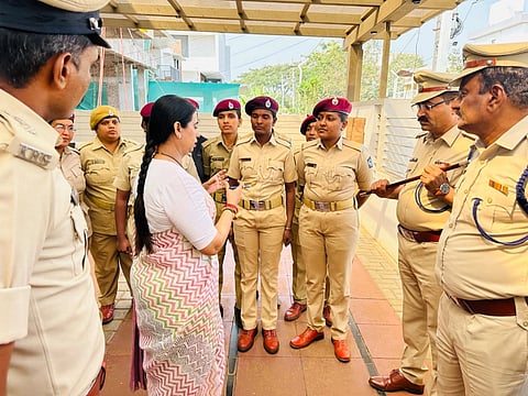 ಅಕ್ಕಪಡೆೆ ಯೋಜನೆಗೆ ಜಿಲ್ಲೆಯಿಂದ ನೇಮಕಗೊಂಡ ಗೃಹರಕ್ಷಕ ದಳದ ಸಿಬ್ಬಂದಿಗೆ ಸಚಿವೆ ಲಕ್ಷ್ಮೀ ಹೆಬ್ಬಾಳ್ಕರ್ ಸಲಹೆ ನೀಡಿದರು. ಗೃಹರಕ್ಷಕ ದಳದ ಅಧಿಕಾರಿಗಳು, ಅಕ್ಕಪಡೆಗೆ  ನೇಮಕವಾದ ಗೃಹರಕ್ಷಕಿಯರು ಇದ್ದರು.