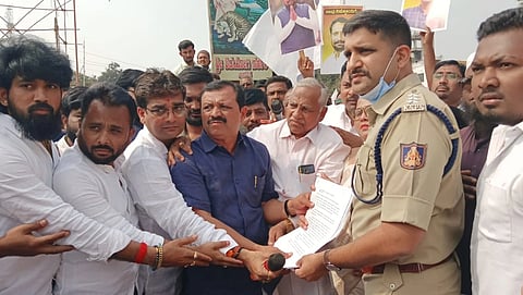 ಅಥಣಿಯಲ್ಲಿ ಶಾಸಕ ಲಕ್ಷ್ಮಣ ಸವದಿ ಬೆಂಬಲಿಗರಿಂದ ಡಿವೈಎಸ್ಪಿ ಪ್ರಶಾಂತ ಮುನ್ನೋಳ್ಳಿ ಅವರಿಗೆ ಮನವಿ ಸಲ್ಲಿಸಲಾಯಿತು.