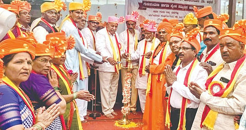 ಕೊಕಟನೂರ ಗ್ರಾಮದಲ್ಲಿ ಹಿರಿಯ ವಿದ್ಯಾರ್ಥಿಗಳು ಹಮ್ಮಿಕೊಂಡಿದ್ದ ಸ್ನೇಹ ಸಮ್ಮಿಲನ ಹಾಗೂ ಗುರುವಂದನಾ ಕಾರ್ಯಕ್ರಮವನ್ನು ಜಿಪಂ ಸದಸ್ಯ ಸಿದ್ದಪ್ಪ ಮುದಕಣ್ಣವರ ಉದ್ಘಾಟಿಸಿದರು. ಮರುಳಸಿದ್ಧ ಸ್ವಾಮೀಜಿ, ಶ್ಯಾಮರಾವ ಪೂಜಾರಿ, ಭಾರತಿ ಕುಲಕರ್ಣಿ ಇತರರಿದ್ದರು.