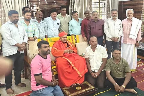 ವಿಐಎಸ್‌ಎಲ್ ಕಾರ್ಖಾನೆ ಅಭಿವೃದ್ಧಿಗೊಳಿಸುವ ಸಂಬಂಧ ಅಧಿಕಾರಿಗಳೊಂದಿಗೆ ಸಿರಿಗೆರೆ ತರಳಬಾಳು ಮಠದ ಶ್ರೀ ಶಿವಮೂರ್ತಿ ಶಿವಾಚಾರ್ಯ ಸ್ವಾಮೀಜಿ ಅವರು ಭದ್ರಾವತಿ ತಾಲೂಕಿನ ಬಾಳೆಮಾರನಹಳ್ಳಿಯಲ್ಲಿ ಚರ್ಚೆ ನಡೆಸಿದರು. ಅನೂಪ್‌ಕುಮಾರ್, ವಿಶ್ವನಾಥ್, ತೀರ್ಥಯ್ಯ, ಮಂಗೋಟೆ ರುದ್ರೇಶ್ ಇತರರಿದ್ದರು.