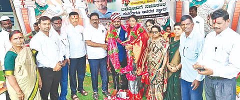 ಬಸವಕಲ್ಯಾಣ ತಾಲೂಕಿನ ಘೋಟಾಳಾ ಸರ್ಕಾರಿ ಹಿರಿಯ ಪ್ರಾಥಮಿಕ ಶಾಲೆಯಲ್ಲಿ ಆಯೋಜಿಸಿದ್ದ ಬೀಳ್ಕೊಡುಗೆ ಕಾರ್ಯಕ್ರಮದಲ್ಲಿ ಸೇವಾ ನಿವೃತ್ತ ಹೊಂದಿದ ಮುಖ್ಯ ಶಿಕ್ಷಕ ಮಲ್ಲಿಕಾರ್ಜುನ ಮೇತ್ರೆ ದಂಪತಿಯನ್ನು ಸನ್ಮಾನಿಸಿ ಗೌರವಿಸಲಾಯಿತು. ಬಿಇಒ ಸಿದ್ದವಿರಯ್ಯ ರುದ್ನೂರ ಇತರರಿದ್ದರು.