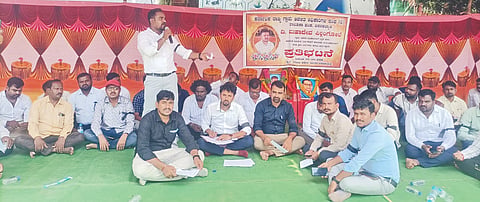 ಗ್ರಾಮ ಆಡಳಿತಾಧಿಕಾರಿ ಮಹಾದೇವ ಪಿಲ್ಲಂಗೋಲೆ ಆತ್ಮಹತ್ಯೆಗೆ ಕಾರಣರಾಗಿರುವ ಮೇಲಧಿಕಾರಿಗಳ ವಿರುದ್ಧ ಕಠಿಣ ಕ್ರಮ ಜರುಗಿಸುವಂತೆ ಒತ್ತಾಯಿಸಿ ಕರ್ನಾಟಕ ರಾಜ್ಯ ಗ್ರಾಮ ಆಡಳಿತಾಧಿಕಾರಿಗಳ ಸಂದಿಂದ ಬಸವಕಲ್ಯಾಣ ತಹಸಿಲ್​ ಎದುರು ಶುಕ್ರವಾರ ಧರಣಿ ನಡೆಯಿತು.
