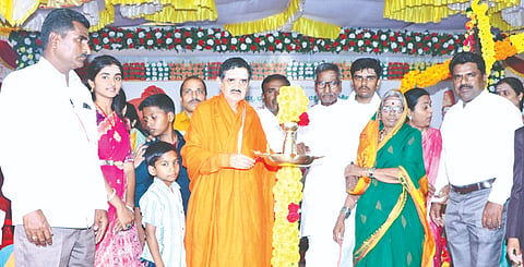  ಬಸವಕಲ್ಯಾಣದ ಶರಣ ನಗರದಲ್ಲಿ ಇಷ್ಟಲಿಂಗ ಮಹಾಪೂಜೆ ನಿಮಿತ್ತ ಆಯೋಜಿಸಿದ್ದ ಬುಧವಾರ ಧರ್ಮಸಭೆಯನ್ನು ಶ್ರೀ ಡಾ.ಚನ್ನವಿರ ಶಿವಾಚಾರ್ಯರು ಉದ್ಘಾಟಿಸಿದರು. ಶರಣಯ್ಯ ಸ್ವಾಮಿ ಮಠಪತಿ, ರಾಚಯ್ಯ ಸ್ವಾಮಿ ಮಠಪತಿ, ಶಿವಲಿಂಗಮ್ಮ ಸ್ವಾಮಿ, ಬಸವರಾಜ ಸ್ವಾಮಿ ಮಠಪತಿ ಇತರರಿದ್ದರು.
