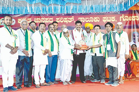 ಗೋಕಾಕ ತಾಲೂಕಿನ ಹಡಗಿನಾಳ ಗ್ರಾಮದಲ್ಲಿ ಹಮ್ಮಿಕೊಂಡಿದ್ದ ಸಮ್ಮೇಳನದಲ್ಲಿ ಭರಮಣ್ಣ ಉಪ್ಪಾರ ಅವರನ್ನು ಸನ್ಮಾನಿಸಲಾಯಿತು. ಮುತ್ತೇಶ್ವರ ಸ್ವಾಮೀಜಿ, ನಾರಾಯಣ ಶರಣರು, ಭಾರತಿ ಮದಬಾಂವಿ, ಗೌಡಪ್ಪ ಪಾಟೀಲ ಇತರರಿದ್ದರು.