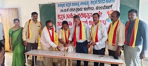 ಎಚ್.ಡಿ.ಕೋಟೆ ತಾಲೂಕಿನ ತುಂಬಸೋಗೆ ಗ್ರಾಮದಲ್ಲಿನ ಎಂಎಂಕೆ ಸ್ವತಂತ್ರ ಪದವಿ ಪೂರ್ವ ಕಾಲೇಜಿನ ಆವರಣದಲ್ಲಿ ತಾಲೂಕು ಕನ್ನಡ ಸಾಹಿತ್ಯ ಪರಿಷತ್ ವತಿಯಿಂದ ಆಯೋಜಿಸಿದ್ದ 112ನೇ ಸಂಸ್ಥಾಪನಾ ದಿನಾಚರಣೆ ಕಾರ್ಯಕ್ರಮವನ್ನು ಗಣ್ಯರು ಉದ್ಘಾಟಿಸಿದರು. 