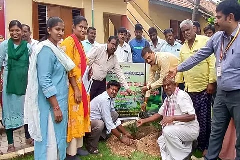 ಹೊಳೆಹೊನ್ನೂರು ಪಪಂ ಕಚೇರಿ ಆವರಣದಲ್ಲಿ ವಿಶ್ವ ಪರಿಸರ ದಿನ ಆಚರಿಸಲಾಯಿತು. ಡಿ.ಎಸ್.ಹೇಮಂತ್‌ಕುಮಾರ್, ಎನ್.ಅಣ್ಣಪ್ಪ ಸ್ವಾಮಿ, ಎಸ್.ಪ್ರದೀಪ್ ಇತರರಿದ್ದರು.