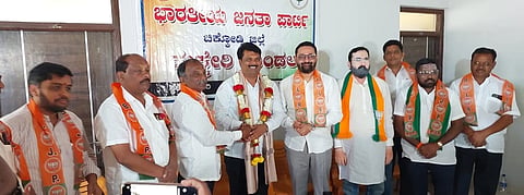 ಹುಕ್ಕೇರಿ ಪಟ್ಟಣದ ಪಿಕಾರ್ಡ್​ ಬ್ಯಾಂಕ್​ನಲ್ಲಿ ಹಮ್ಮಿಕೊಂಡಿದ್ದ ಪೂರ್ವಭಾವಿ ಸಭೆಯಲ್ಲಿ ಶರಣು ತಳ್ಳಿಕೇರಿ ಅವರನ್ನು ಸನ್ಮಾನಿಸಲಾಯಿತು. ನಿಖಿಲ ಕತ್ತಿ, ಮಹಾವೀರ ನಿಲಜಗಿ, ಸತ್ಯಪ್ಪ ನಾಯಿಕ, ಸತೀಶ ಅಪ್ಪಾಜಿಗೋಳ ಇತರರಿದ್ದರು.