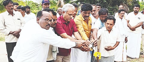 ಹುಳಿಯಾರು Suresh Babu ಹೋಬಳಿಯ ನಂದಿಹಳ್ಳಿಯಲ್ಲಿ ಸೇತುವೆ ನಿಮಾರ್ಣ ಕಾಮಗಾರಿಗೆ ಶಾಸಕ ಸಿ.ಬಿ.ಸುರೇಶ್​ಬಾಬು ಚಾಲನೆ ನೀಡಿದರು. ಲೋಕೋಪಯೋಗಿ ಇಲಾಖೆಯ ಸಹಾಯಕ ಕಾರ್ಯಪಾಲಕ ಇಂಜಿನಿಯರ್​ ತಿಮ್ಮಣ್ಣ, ಪಂಚಾಯಿತಿ ಅಭಿವೃದ್ಧಿ ಅಧಿಕಾರಿ ರಮೇಶ್​ ಇದ್ದರು. 