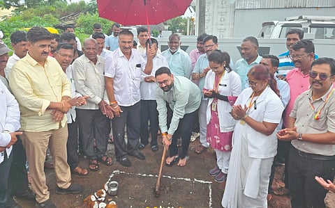 ಬಾಡ ಗ್ರಾಮದಲ್ಲಿ ಆಯುಷ್ಮಾನ ಆರೋಗ್ಯ ಕೇಂದ್ರ ಕಟ್ಟಡ ಕಾಮಗಾರಿಗೆ ಶಾಸಕ ನಿಖಿಲ ಕತ್ತಿ ಭೂಮಿಪೂಜೆ ನೆರವೇರಿಸಿದರು. ವಿನಾಯಕ ಅಮಾಸೆ, ಬಸವರಾಜ ಗಂಗಣ್ಣವರ, ಸಂಗೀತಾ ಬಿಸೂರೆ, ನಂದು ಮುಡಸಿ ಇತರರಿದ್ದರು.
