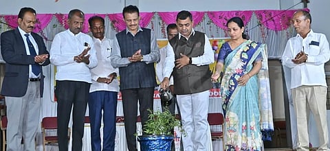 ಪಾರಿಶ್ವಾಡದ ಹನಿವೆಲ್​ ಇಂಟರನ್ಯಾಷನಲ್​ ಶಾಲೆಯಲ್ಲಿ ಹಮ್ಮಿಕೊಂಡಿದ್ದ ಸಮಾರಂಭವನ್ನು ಗಣ್ಯರು ಉದ್ಘಾಟಿಸಿದರು. ಶ್ರೀಕಾಂತ ಶಾನವಾಡ, ಸುಭಾಷ ಗುಳಶೆಟ್ಟಿ ಇತರರಿದ್ದರು.