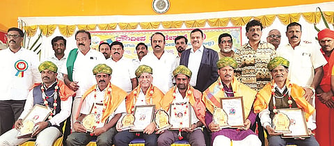 ದೊಡ್ಡರಸಿನಕೆರೆ ಗೇಟಿನ ಬಳಿ ಇರುವ ಎಸ್‌ವೈಎಸ್ ಸಮುದಾಯ ಭವನದಲ್ಲಿ ದಾರಿದೀಪ ಫೌಂಡೇಷನ್ ವತಿಯಿಂದ ಆಯೋಜಿಸಿದ್ದ ಸಂಕ್ರಾಂತಿ ಸಂಭ್ರಮೋತ್ಸವದಲ್ಲಿ ವಿವಿಧ ಕ್ಷೇತ್ರದಲ್ಲಿ ಸಾಧನೆ ಮಾಡಿದ ಸಾಧಕರಿಗೆ ಶಾಸಕ ಕದಲೂರು ಉದಯ್ ಅಭಿನಂದಿಸಿದರು. ಎ.ಎಸ್.ರಾಜೀವ್, ಅಣ್ಣೂರು ಮಹೇಂದ್ರ, ಎಲ್.ದಯಾನಂದ, ವಿ.ವೈ.ಆನಂದ್ ಮತ್ತಿತರರಿದ್ದರು.