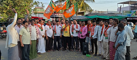 ಕೊಟ್ಟೂರು ಬಸ್ ನಿಲ್ದಾಣ ಬಳಿ ವೃತ್ತದಲ್ಲಿ ಬಿಜೆಪಿ ಕಾರ್ಯಕರ್ತರು ವಿಜಯೋತ್ಸವ ಆಚರಿಸಿದರು.