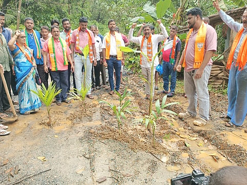 ರಸ್ತೆಯಲ್ಲಿ ಗಿಡ ನೆಟ್ಟು ಪ್ರತಿಭಟನೆ 