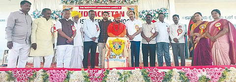 ಮುದ್ದೇಬಿಹಾಳ ಪಟ್ಟಣದ ವಿದ್ಯಾಚೇತನ ಪ್ರೌಢ ಶಾಲೆಯ ಎಸ್‌ಎಸ್‌ಎಲ್‌ಸಿ ವಿದ್ಯಾರ್ಥಿಗಳ ಬೀಳ್ಕೊಡುವ ಸಮಾರಂಭ ಪೂಜ್ಯರು, ಗಣ್ಯರು ಉದ್ಘಾಟಿಸಿದರು. ರವಿಕುಮಾರ ಬೆನಕಟಗಿ, ಶ್ರೀದೇವಿ ಬೆನಕಟಗಿ, ಎಸ್.ಬಿ. ಲಿಂಗದಳ್ಳಿ ಮತ್ತಿತರರಿದ್ದರು.