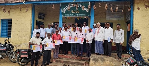 ಕೊಳವಿ ಗ್ರಾಮ ಪಂಚಾಯಿತಿ ಆವರಣದಲ್ಲಿ ಶುಕ್ರವಾರ 2026ನೇ ಸಾಲಿನ ವಿಜಯವಾಣಿ ಕ್ಯಾಲೆಂಡರ್ ಅನ್ನು ಸುರೇಶ್ ಸನದಿ ಬಿಡುಗಡೆ ಮಾಡಿದರು. ಕರೆಪ್ಪ ಬಡಿಗವಾಡ, ಶಂಕರ ವಣಕಿ ಇತರರಿದ್ದರು.