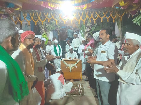 ಹಿರೇನಂದಿ ಗ್ರಾಮದ ಶ್ರೀ ಬಸವೇಶ್ವರ ಕಾರ್ತಿಕ ಮಹೋತ್ಸವ ಅಂಗವಾಗಿ ಈಚೆಗೆ ಹಮ್ಮಿಕೊಂಡಿದ್ದ ಶಿವ ಭಜನೆ ಕಾರ್ಯಕ್ರಮಕ್ಕೆ ಸಿದ್ದಲಿಂಗಯ್ಯ ಸ್ವಾಮೀಜಿ ಚಾಲನೆ ನೀಡಿದರು. ಶಿವಯ್ಯ ಪೂಜೇರಿ, ಸದಾನಂದಯ್ಯ ಪೂಜೇರಿ ಇತರರಿದ್ದರು.