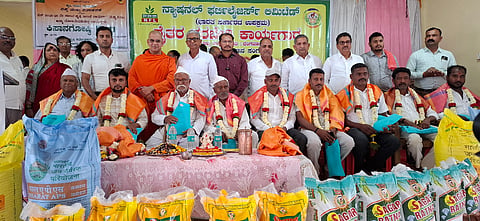 ಭಿರಡಿ ಗ್ರಾಮದಲ್ಲಿ ಹಮ್ಮಿಕೊಂಡಿದ್ದ ಕಾರ್ಯಾಗಾರದಲ್ಲಿ ರೈತರನ್ನು ಸನ್ಮಾನಿಸಲಾಯಿತು. ನಿಜಲಿಂಗೇಶ್ವರ ಸ್ವಾಮೀಜಿ, ಸಹದೇವ ಯರಗೊಪ್ಪ, ರೇಖಾ ಕರಬರಿ, ವಿನೋದ ಮಾವರಕರ ಇತರರಿದ್ದರು.