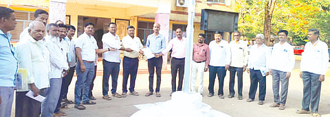 ಗ್ರಾಪಂ ಅಭಿವೃದ್ಧಿ ಅಧಿಕಾರಿಗಳ ಮಾನಸಿಕ ಒತ್ತಡ ಕಡಿಮೆ ಮಾಡಲು ಆಗ್ರಹಿಸಿ ರಾಮದುರ್ಗ ಪಿಡಿಒ ಸಂಘದ ಪದಾಧಿಕಾರಿಗಳು ತಾಪಂ ಇಒ ಮಾಲತೇಶ ದಾಸಪ್ಪನವರಗೆ ಮನವಿ ಸಲ್ಲಿಸಿದರು. ಬಲರಾಮ ಲಮಾಣಿ, ಜಗದೀಶ ದೇಸಾಯಿ, ಈರನಗೌಡ ಪಾಟೀಲ ಇತರರಿದ್ದರು.