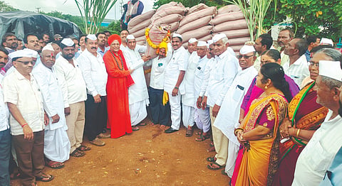 ಖಾನಪೇಠದ ಶ್ರೀ ಧನಲಕ್ಷ್ಮೀ ಸಹಕಾರ ಸಕ್ಕರೆ ಕಾರ್ಖಾನೆ ಆವರಣದಲ್ಲಿ ಷೇರುದಾರರಿಗೆ ರಿಯಾಯಿತಿ ದರದ ಸಕ್ಕರೆ ವಿತರಣೆಗೆ ಚಾಲನೆ ನೀಡಲಾಯಿತು. ಚನ್ನಮಲ್ಲ ಶಿವಾಚಾರ್ಯರು, ಮಹಾದೇವಪ್ಪ ಯಾದವಾಡ, ಮಲ್ಲಣ್ಣ ಯಾದವಾಡ, ಬಸವರಾಜ ಹಿರೇರಡ್ಡಿ, ಬಿ.ಎಂ.ತುಪ್ಪದ, ಗೋಪಾಲ ಸಂಶಿ, ಎಂ.ಎಂ.ಆತಾರ ಇತರರಿದ್ದರು.