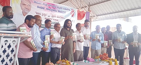 ರಾಯಬಾಗ ಪಟ್ಟಣದ ಮಲ್ಲಿಕಾರ್ಜುನ ದೇವಸ್ಥಾನದಲ್ಲಿ ಶ್ರೀಶೈಲ ಅವರ ಪ್ರೀತಿ ಬಂಗಾರ 5ನೇ ಚುಟುಕು ಸಂಕಲನವನ್ನು ಪ್ರಣಯ ಪಾಟೀಲ ಲೋಕಾರ್ಪಣೆ ಮಾಡಿದರು. ಈಶ್ವರ ಮಮದಾಪುರ, ಡಾ.ಕುಮಾರ ತಳವಾರ, ಡಿ.ಎಚ್.ಯಲ್ಲಟ್ಟಿ ಇತರರಿದ್ದರು.