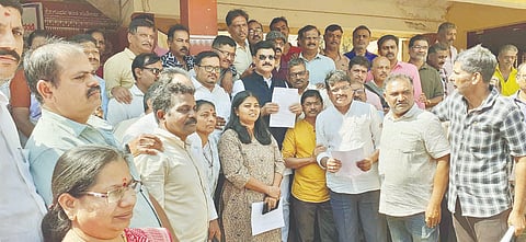 ಮನೆ ಹಕ್ಕುಪತ್ರ, ಶ್ರೀಗಂಧ ಪೂರೈಕೆ ಮತ್ತಿತರ ಸಮಸ್ಯೆಗಳನ್ನು ಬಗೆಹರಿಸಬೇಕು ಎಂದು ಆಗ್ರಹಿಸಿ ಸಾಗರದ ಶ್ರೀಗಂಧ ಸಂಕೀರ್ಣದ ಆವರಣದಲ್ಲಿ ಕರಕುಶಲ ಕರ್ಮಿಗಳು ಶಾಸಕ ಗೋಪಾಲಕೃಷ್ಣ ಬೇಳೂರು, ತಹಸೀಲ್ದಾರ್​ ರಶ್ಮಿ ಅವರಿಗೆ ಮನವಿ ಸಲ್ಲಿಸಿದರು. ಅಣ್ಣಪ್ಪ, ದೀಪಕ್​, ನಾಗರಾಜ್​, ಶಿವಾನಂದ್​, ತಿರುಮಲೇಶ್​ ಇತರರಿದ್ದರು.