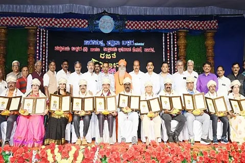 ಸಾಗರದಲ್ಲಿ ಆಯೋಜಿಸಿದ್ದ ರಜತ ಸಾಗರೋತ್ಸವ ಕಾರ್ಯಕ್ರಮದಲ್ಲಿ ವಿವಿಧ ಕ್ಷೇತ್ರಗಳ ಸಾಧಕರನ್ನು ಸನ್ಮಾನಿಸಲಾಯಿತು.  ಶ್ರೀ ಮಹೇಶ್ವರ ಶಿವಾಚಾರ್ಯರು, ಅಶ್ವಿನಿಕುಮಾರ್, ಎಚ್.ಎನ್.ಮಹೇಶ್ ಹುಲ್ಕುಳಿ, ಮಹಾಬಲೇಶ್ವರ ಹೆಗಡೆ ಇತರರಿದ್ದರು.