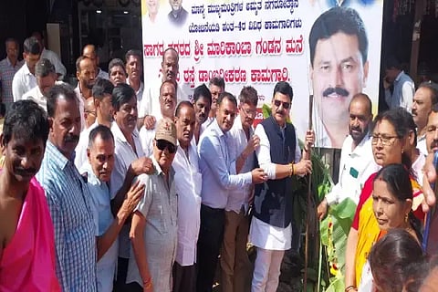 ಸಾಗರ ಮಾರಿಕಾಂಬಾ ದೇವಸ್ಥಾನದ ಬಳಿ ರಸ್ತೆ ಕಾಮಗಾರಿಗೆ ಶಾಸಕ ಗೋಪಾಲಕೃಷ್ಣ ಬೇಳೂರು ಶಂಕುಸ್ಥಾಪನೆ ನೆರವೇರಿಸಿದರು. ವೀರೇಶ್‌ಕುಮಾರ್, ಎಚ್.ಕೆ.ನಾಗಪ್ಪ, ಮದನ್, ವಿಠ್ಠಲ್ ಹೆಗಡೆ, ಮಧುಮಾಲತಿ ಇತರರಿದ್ದರು.