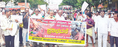 ತೈಲ ಬೆಲೆ ಏರಿಕೆ ವಿರೋಧಿಸಿ ಸಿಂಧನೂರಿನನಲ್ಲಿ ಪ್ರಗತಿಪರ ಸಂಘಟನೆಗಳ ಒಕ್ಕೂಟವು ಬಸವ ಸರ್ಕಲ್‌ನಿಂದ ತಹಸಿಲ್ ಕಚೇರಿವರೆಗೆ ಟ್ರ್ಯಾಕ್ಟರ್‌ನ್ನು ಹಗ್ಗದಿಂದ ಎಳೆದು ಪ್ರತಿಭಟನೆ ನಡೆಸಿತು.  ಪ್ರಮುಖರಾದ ಡಿ.ಎಚ್.ಪೂಜಾರ್, ಬಾಷುಮಿಯಾ, ಚಂದ್ರಶೇಖರ ಕ್ಯಾತ್ನಟ್ಟಿ, ಡಿ.ಎಚ್.ಕಂಬಳಿ, ರಮೇಶ ಪಾಟೀಲ್ ಬೇರ‌್ಗಿ, ಚಂದ್ರಶೇಖರ ಗೊರೇಬಾಳ, ಬಸವಂತರಾಯಗೌಡ ಇತರರಿದ್ದರು.