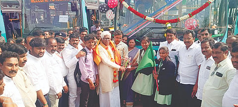 ಸಿಂಧನೂರಿನಲ್ಲಿ ‘ವಿದ್ಯಾರ್ಥಿ ರಥ’ ಸಾರಿಗೆಗೆ ಶಾಸಕ ಹಂಪನಗೌಡ ಬಾದರ್ಲಿ ಸೋಮವಾರ ಚಾಲನೆ ನೀಡಿದರು. ಸುಡಾ ಅಧ್ಯಕ್ಷ ಬಾಬುಗೌಡ ಬಾದರ್ಲಿ, ಪಿಎಲ್‌ಡಿ ಬ್ಯಾಂಕ್ ಅಧ್ಯಕ್ಷ ಎಂ.ದೊಡ್ಡಬಸವರಾಜ, ತಹಸೀಲ್ದಾರ್ ಅರುಣ್ ಹೆಚ್.ದೇಸಾಯಿ, ತಾಪಂ ಇಒ ಚಂದ್ರಶೇಖರ ಇದ್ದರು.  