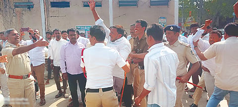  ಎಂಎಲ್ಸಿ ಬಸನಗೌಡ ಬಾದರ್ಲಿಗೆ ಅವಮಾನಿಸಲಾಗಿದೆಂದು ಪ್ರತಿಭಟನೆಗೆ ಮುಂದಾದ ಬೆಂಬಲಿಗರನ್ನು ಪೊಲೀಸರು ವಶಕ್ಕೆ ಪಡೆದರು. 