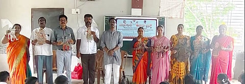  ಪಗಡದಿನ್ನಿ ಗ್ರಾಮದ ಸರ್ಕಾರಿ ಹಿರಿಯ ಪ್ರಾಥಮಿಕ ಶಾಲೆಯಲ್ಲಿ ತೊಗಲುಗೊಂಬೆಯಾಟ ಕಾರ್ಯಾಗಾರ ನಡೆಯಿತು. ಅಂತಾರಾಷ್ಟ್ರೀಯ ಕಲಾವಿದ ಮಲ್ಲಿಕಾರ್ಜುನ, ಮುಖ್ಯಶಿಕ್ಷಕಿ ಗಿರಿಜಾ, ಶಿಕ್ಷಕ ಶ್ರೀನಿವಾಸ, ವೀರಗಾಸೆ ಕಲಾವಿದ ಬಸವರಾಜ ಇದ್ದರು.