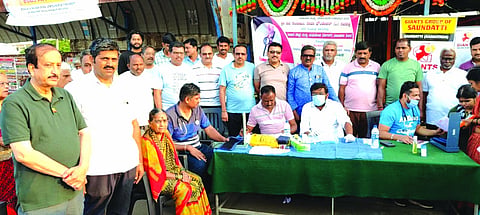 ಸವದತ್ತಿ ನಗರದಲ್ಲಿ ಮಧುಮೇಹ ಮತ್ತು ರಕ್ತದೊತ್ತಡ ಉಚಿತ ತಪಾಸಣೆ ಶಿಬಿರ ಜರುಗಿತು. ಮಲ್ಲಿಕಾರ್ಜುನ ಹೆಗ್ಗನ್ನವರ, ಸಂಗನಬಸಯ್ಯ ಗಡಗಿಮಠ, ಜಗದೀಶ ಹಂಪನ್ನವರ, ನಾರಾಯಣ ಧನ್ಯಾಳ ಇತರರಿದ್ದರು.