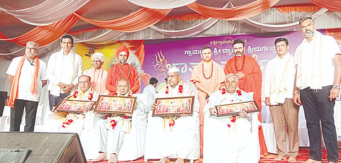 ಸವದತ್ತಿಯ ಕಾಡಸಿದ್ಧೇಶ್ವರ ವೇದಿಕೆಯಲ್ಲಿ ನಡೆದ ಧಾರ್ಮಿಕ ಸಭೆ ಹಾಗೂ ಸಾಂಸ್ಕೃತಿಕ ಸಮಾರಂಭದಲ್ಲಿ ಮಾಜಿ ಶಾಸಕ ಮಹಾದೇವಪ್ಪ ಯಾದವಾಡ ಹಾಗೂ ರಾಮನಗೌಡ ಪಾಟೀಲ, ಡಾ.ಸಿ.ಬಿ.ನಾವದಗಿ, ಡಾ.ಎ.ಸಿ.ಕಬ್ಬಿಣ ಅವರನ್ನು ಸನ್ಮಾನಿಸಲಾಯಿತು. ಶಾಸಕ ವಿಶ್ವಾಸ ವೈದ್ಯ, ವಿರೂಪಾಕ್ಷ ಮಾಮನಿ, ಸದಾಶಿವ ಕೌಜಲಗಿ ಸ್ವಾಮೀಜಿ ಇತರರಿದ್ದರು.