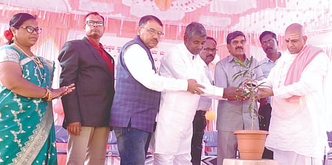 ಹಿಡಕಲ್ ಡ್ಯಾಂನಲ್ಲಿರುವ ಬಸವೇಶ್ವರ ಸ್ವತಂತ್ರ ಪದವಿಪೂರ್ವ ಕಾಲೇಜ್‌ನಲ್ಲಿ ಹಮ್ಮಿಕೊಂಡಿದ್ದ ಬೀಳ್ಕೊಡುಗೆ ಸಮಾರಂಭವನ್ನು ಗಣ್ಯರು ಉದ್ಘಾಟಿಸಿದರು. ಮಲ್ಲಯ್ಯ ಸ್ವಾಮೀಜಿ, ಗುರಪ್ಪ ತಳವಾರ, ಮಹೇಶ ದೇಶಪಾಂಡೆ ಇತರರಿದ್ದರು.