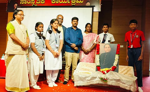 ವಿಜಯನಗರದ ಭಾರತೀಯ ವಿದ್ಯಾಭವನ ಶಾಲೆಯಲ್ಲಿ ಶನಿವಾರ ಬಾಬಾ ಸಾಹೇಬ್ ಡಾ.ಬಿ.ಆರ್.ಅಂಬೇಡ್ಕರ್ ಅವರ 69ನೇ ವರ್ಷದ ಮಹಾಪರಿನಿರ್ವಾಣ ದಿನ ಆಚರಿಸಲಾಯಿತು. ಎಸ್.ಲೇಖಾ ನಾಯರ್, ಡಾ.ಜೆ ಸೋಮಶೇಖರ್, ಪ್ರೊ.ಎಸ್.ನರೇಂದ್ರಕುಮಾರ್ ಇತರರಿದ್ದರು.