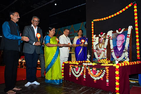 ನಗರದ ಕಲಾಮಂದಿರದಲ್ಲಿ ಶುಕ್ರವಾರ ಆಯೋಜಿಸಿದ್ದ ಕಾರ್ಯಕ್ರಮದಲ್ಲಿ ಮರಿಮಲ್ಲಪ್ಪ ಅವರ ಭಾವಚಿತ್ರಕ್ಕೆ ಗಣ್ಯರು ಪುಷ್ಪಾರ್ಚನೆ ಮಾಡಿದರು.  ಸುತ್ತೂರಿನ ಜೆಎಸ್‌ಎಸ್ ಸಂಸ್ಥೆಗಳ ಸಂಯೋಜನಾಧಿಕಾರಿ ಜಿ.ಎಲ್.ತ್ರಿಪುರಾಂತಕ, ಎಂ.ಪಿ.ನಾಗಮ್ಮ, ಪ್ರೊ.ಕೆ.ಎನ್.ಪಂಚಾಕ್ಷರಸ್ವಾಮಿ, ಮಂಗಳಾ ಮುದ್ದುಮಾದಪ್ಪ ಇತರರಿದ್ದರು.