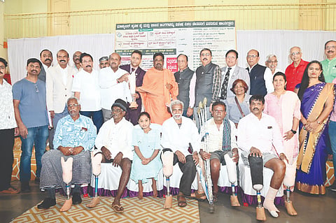  ನಟರಾಜ ಸಭಾಂಗಣದಲ್ಲಿ ಭಾನುವಾರ ಅಂಗವಿಕಲರಿಗೆ ಕೈ, ಕಾಲು ಕೃತಕ ಅಂಗಗಳನ್ನು ವಿತರಿಸಲಾಯಿತು. ಶ್ರೀ ಭುವನ ಕೀತಿ ಭಟ್ಟಾರಕ ಸ್ವಾಮೀಜಿ, ಸಿ.ಎನ್.ಮಂಜೇಗೌಡ, ಎಂ.ಕೆ.ಸೋಮಶೇಖರ್, ಹೇಮಂತಕುಮಾರ್ ಬನ್ಸಾಲಿ. ಕೆ.ರಾಜಶೇಖರ್, ಡಾ. ಶಂಕರೇಗೌಡ,  ವಿನೋದ್ ಕುಮಾರ್ ಜೈನ್ ಇನ್ನಿತರರಿದ್ದರು.