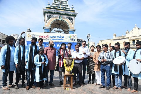 ಬಹುರೂಪಿ ಅಂಗವಾಗಿ ಆಯೋಜಿಸಿರುವ ಬೀದಿ ನಾಟಕ ಪ್ರದರ್ಶನಕ್ಕೆ ಶನಿವಾರ ಗಣ್ಯರು ಚಾಲನೆ ನೀಡಿದರು. ಮೈಮ್ ರಮೇಶ್, ಮೈತ್ರಿ, ಸತೀಶ್ ತಿಪಟೂರು, ವಿ.ಎನ್.ಮಲ್ಲಿಕಾರ್ಜುನ ಸ್ವಾಮಿ ಇತರರಿದ್ದರು.