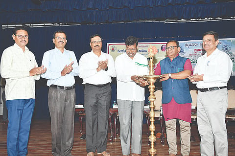 ನಗರದ ಸರಸ್ವತಿಪುರಂನ ಮಹಿಳಾ ಜೆಎಸ್‌ಎಸ್ ಕಾಲೇಜಿನ ನವಜ್ಯೋತಿ ಸಭಾಂಗಣದಲ್ಲಿ ಪ್ರಸಾರಂಗದ ವತಿಯಿಂದ ಶುಕ್ರವಾರ ಆಯೋಜಿಸಿದ್ದ ಪ್ರಚಾರೋಪನ್ಯಾಸ ಕಾರ್ಯಕ್ರಮವನ್ನು ಗಣ್ಯರು ಉದ್ಘಾಟಿಸಿದರು. ಶಂಕರ ದೇವನೂರು, ಪ್ರೊ.ನಂಜಯ್ಯ ಹೊಂಗನೂರು, ಪ್ರೊ.ಮೊರಬದ ಮಲ್ಲಿಕಾರ್ಜುನ, ಡಾ.ರೆಚಣ್ಣ, ಆರ್.ಎಸ್.ಕುಮಾರ್ ಹಾಜರಿದ್ದರು.